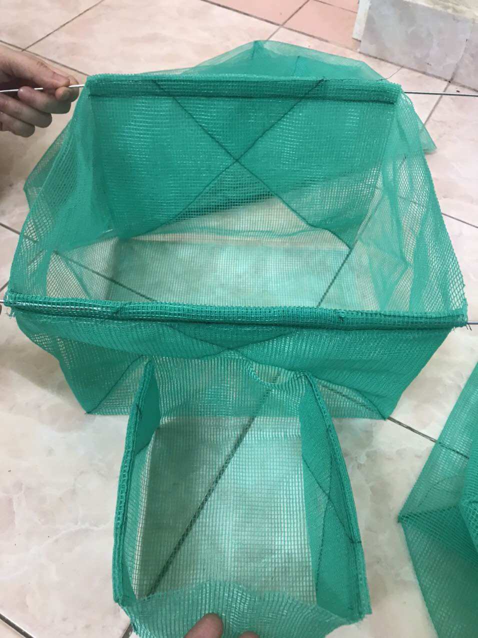 Lồng tách đẻ cá Guppy cho khay 7 lít