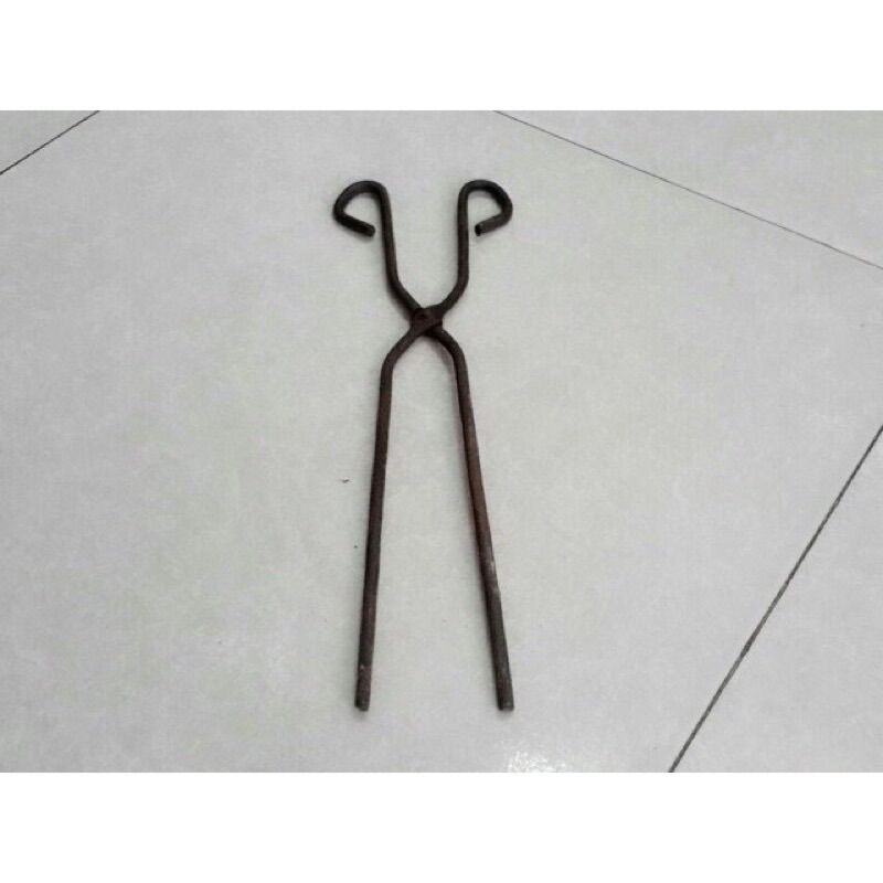 Kẹp gắp than tổ ong bằng sắt phi 6