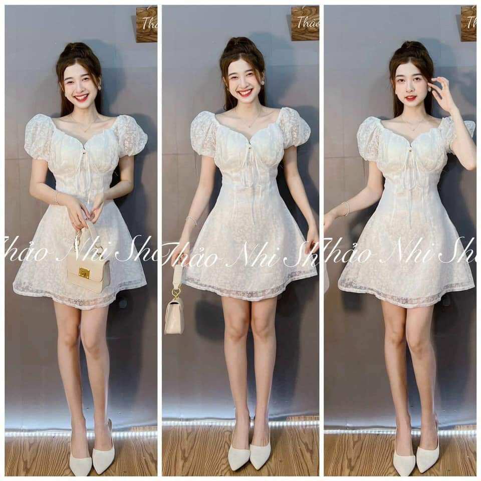 Đầm trắng hoa nổi tay bồng dây cột yếm✨✨
chất voan tơ dày kèm lót. một chiếc váy xinh không hề kén
