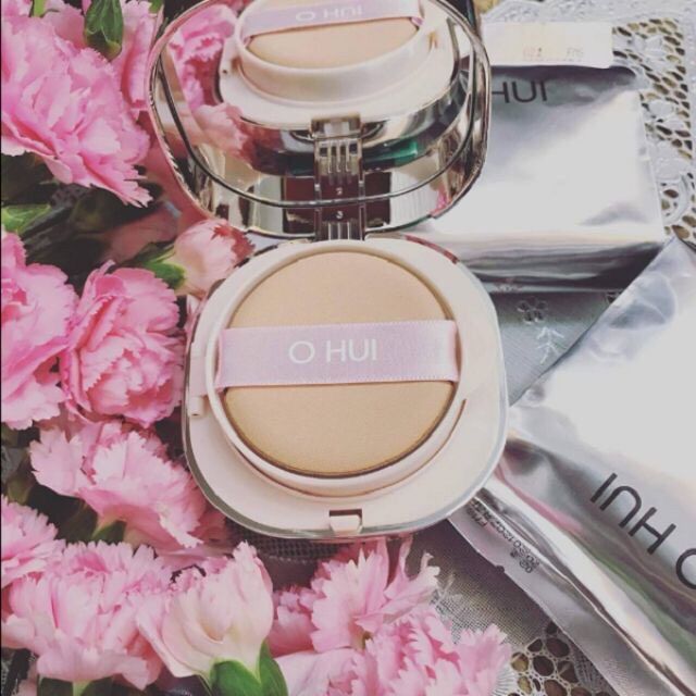 Set phấn nước Ohui hồng Miracle moisture tặng 2 lõi