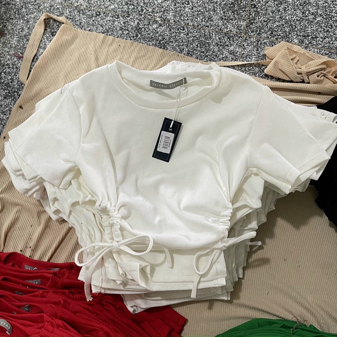 Áo tay ngắn khoét eo rồi rút dây un croptop