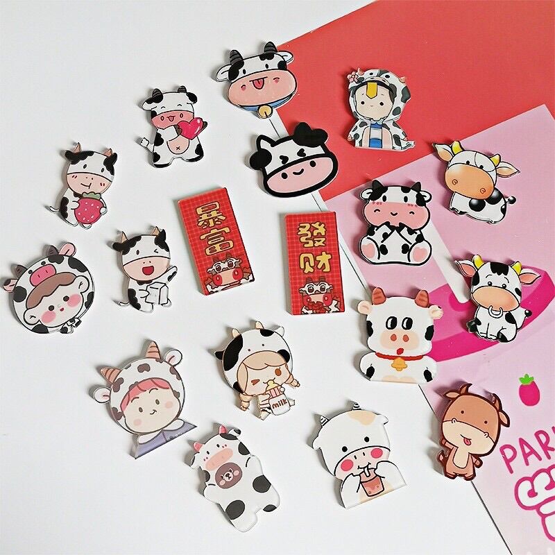 Set 2 stick trang trí cặp và cài áo đeo cặp con bò