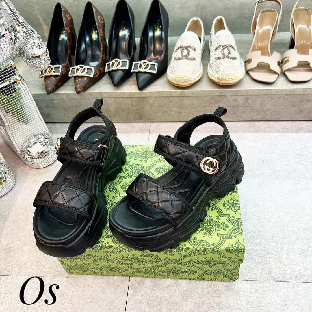 Giày sandal GUCCI đế bằng.