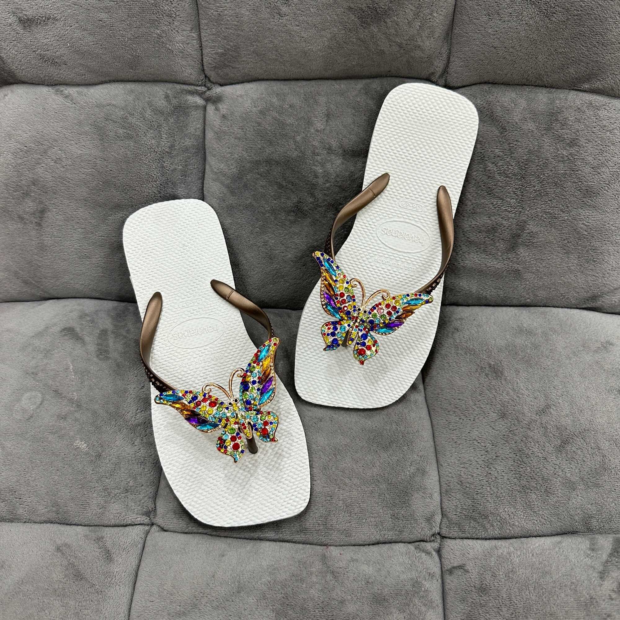 Dép kẹp xỏ ngón nữ đính charm Bướm đính đá thời trang cá tính, đế cao su mũi vuông bền bỉ êm ái nhiều màu lựa chọn.