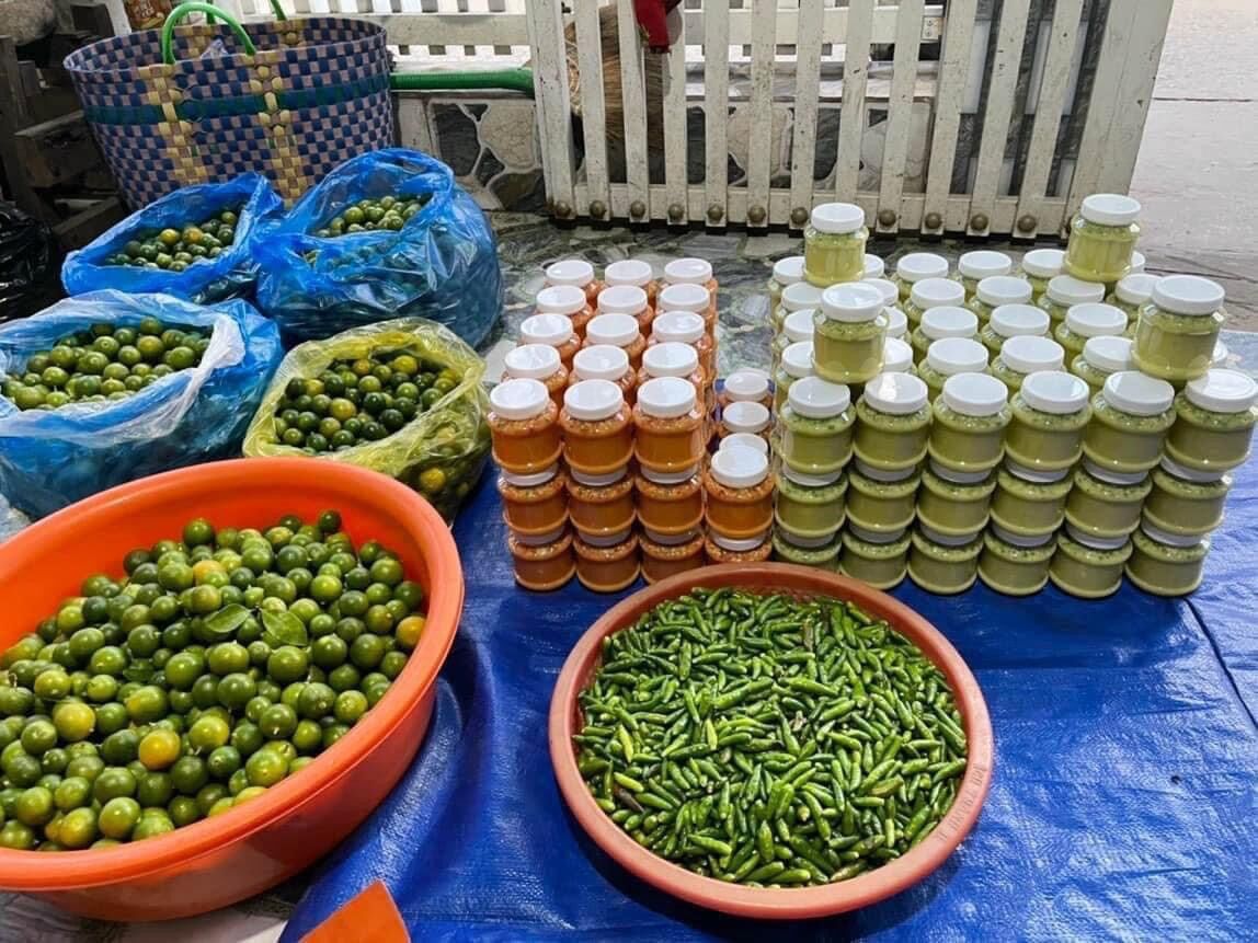 Muối châm hải sản - món ngon tròn vị (2 hủ muối đỏ, muối xanh)