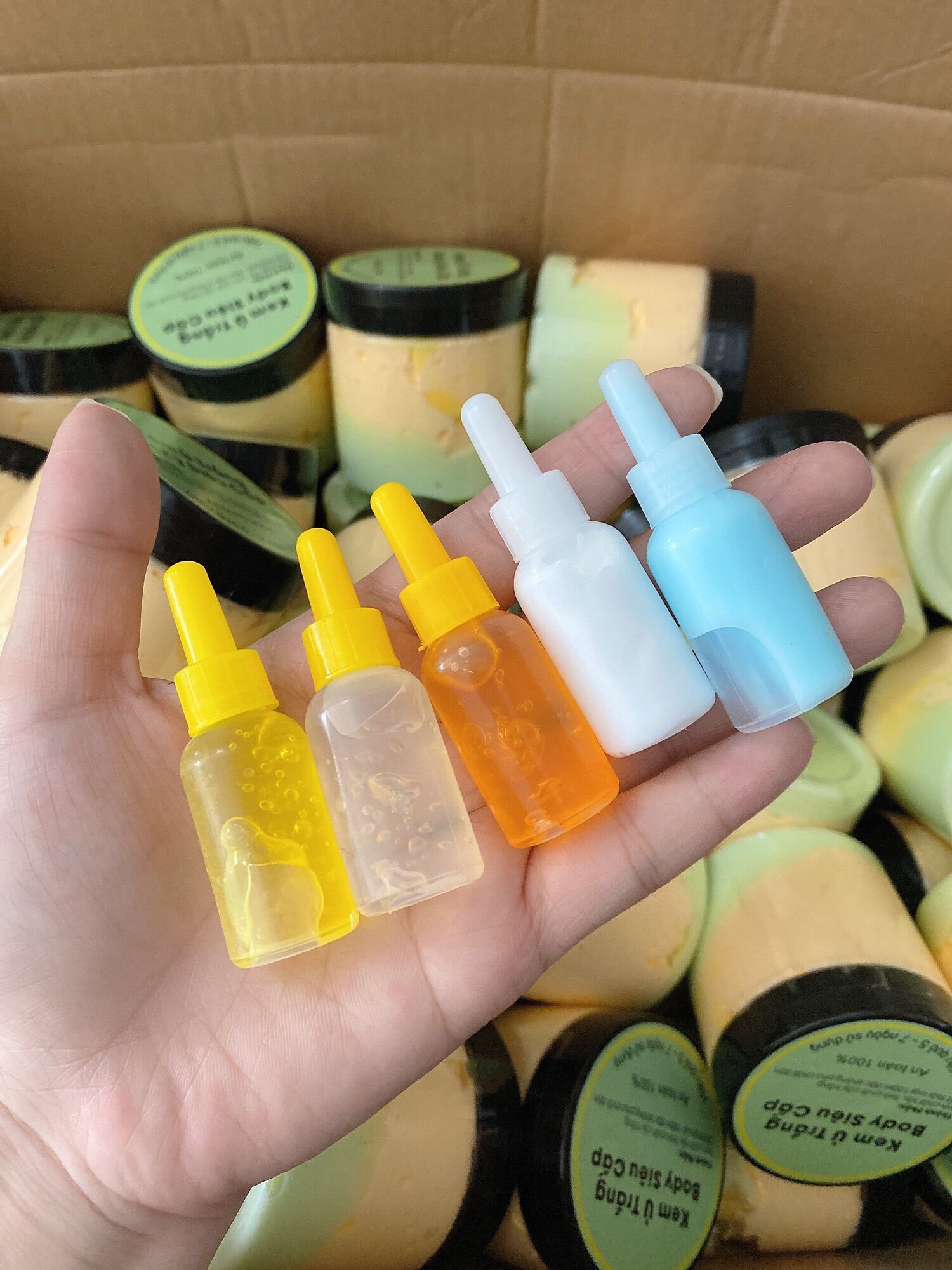 [1 HỦ] SERUM KÍCH TRẮNG/ TRỘN CHUNG VỚI KEM BODY GIÚP TRẮNG DA NHANH X3 LẦN{màu ngẫu nhiên}