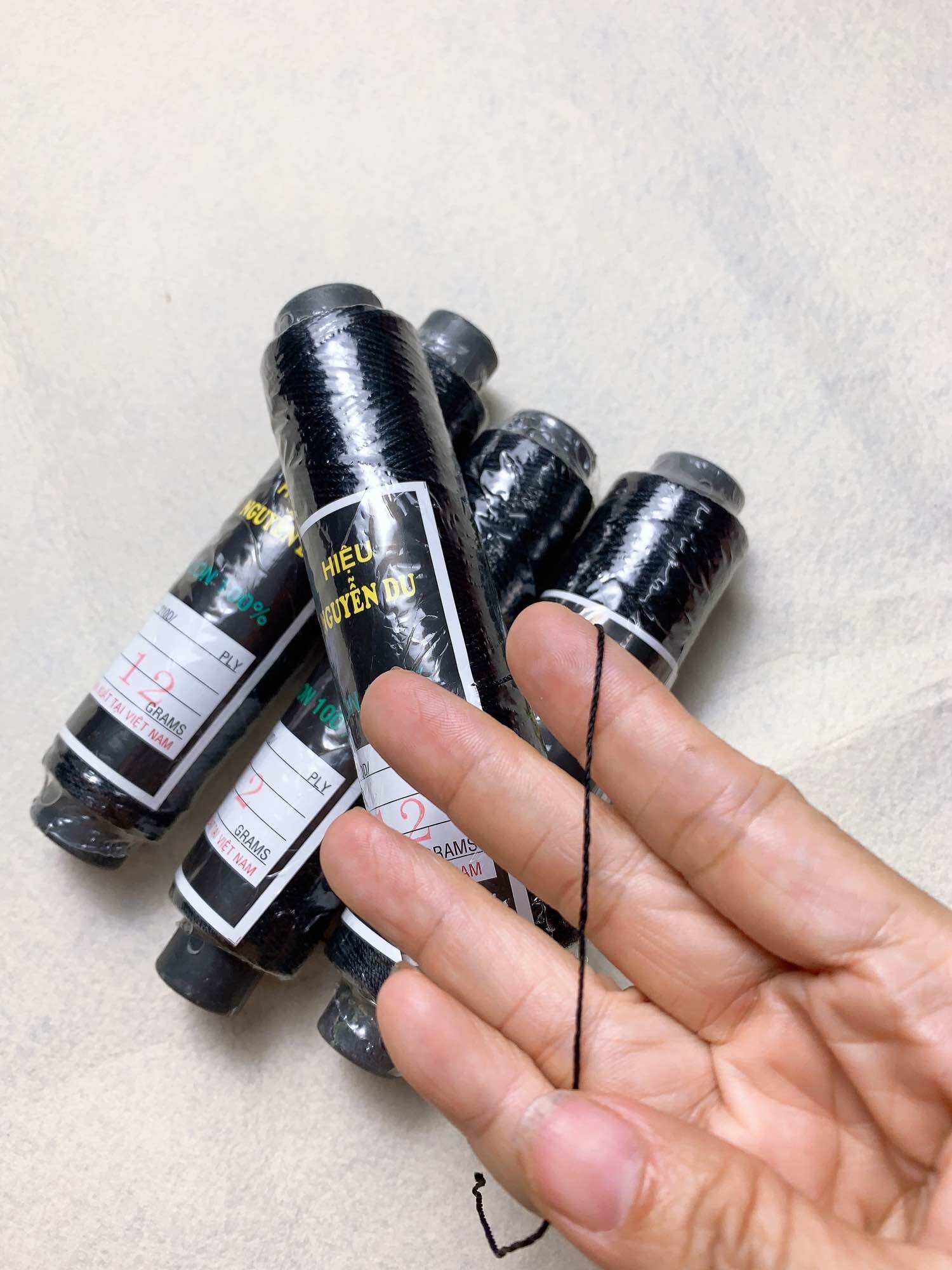 Chỉ nylon sợi 210d màu đen.