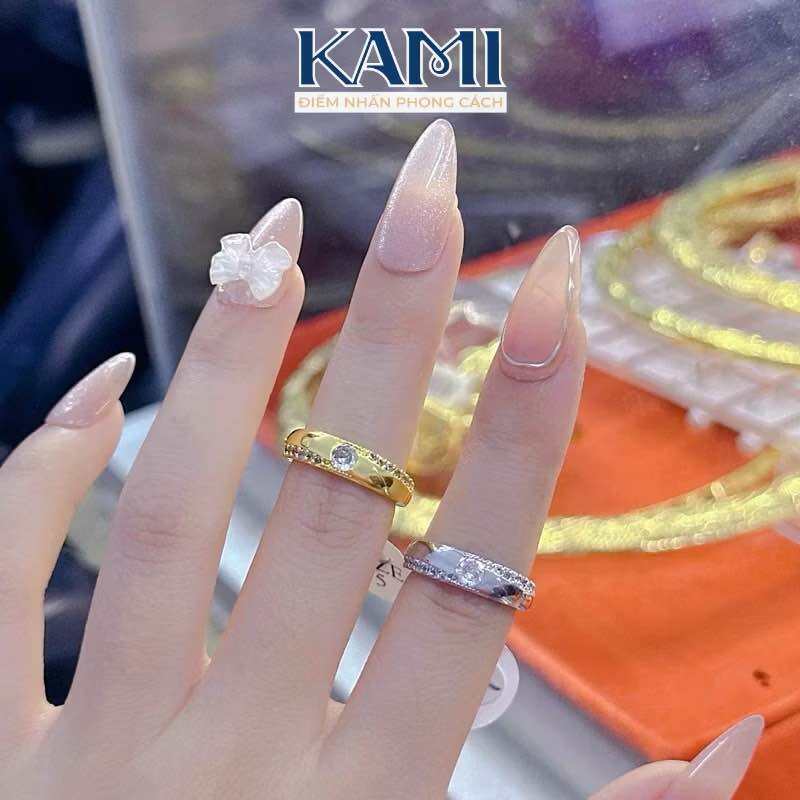 Nhẫn cặp nam nữ viền đá tấm 2 hàng đính hôn khắc ký hiệu Kami trang sức sỉ (Giá 1 chiếc)