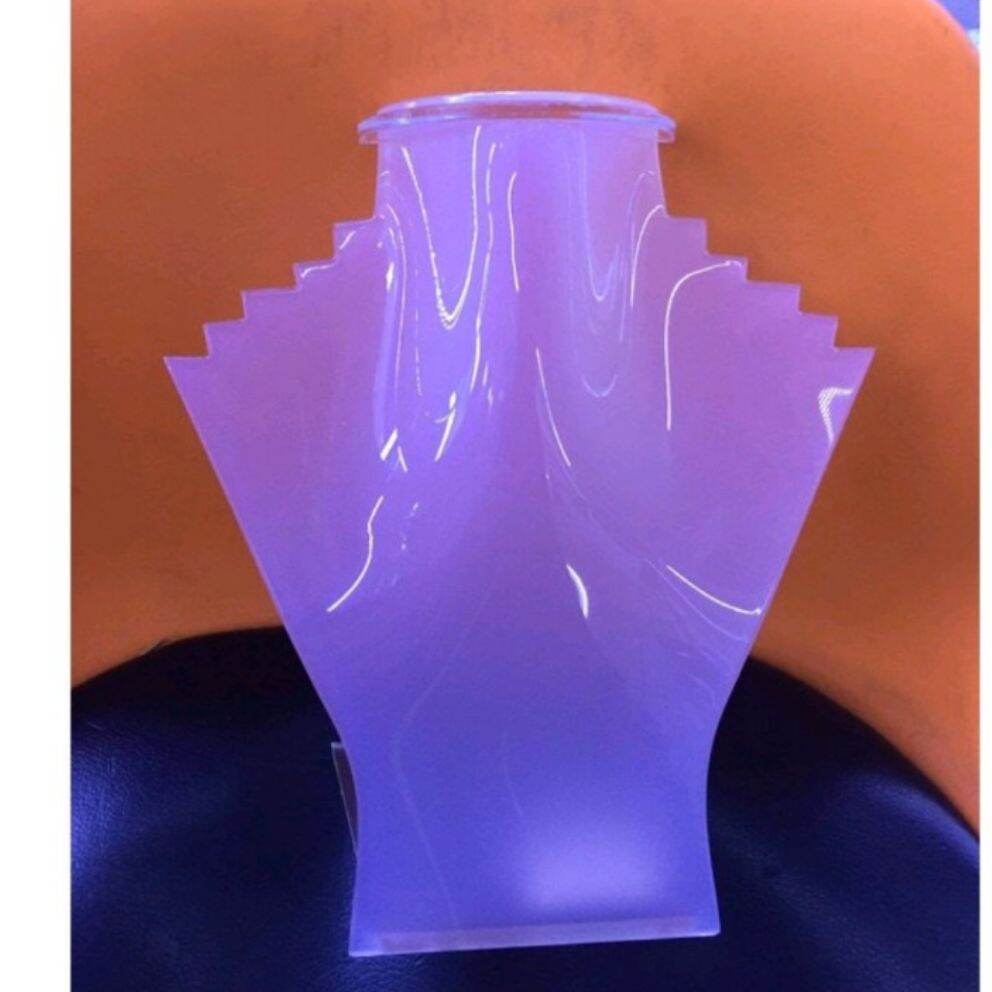 Kệ trưng dây chuyền bằng mica màu đỏ,trắng,đen