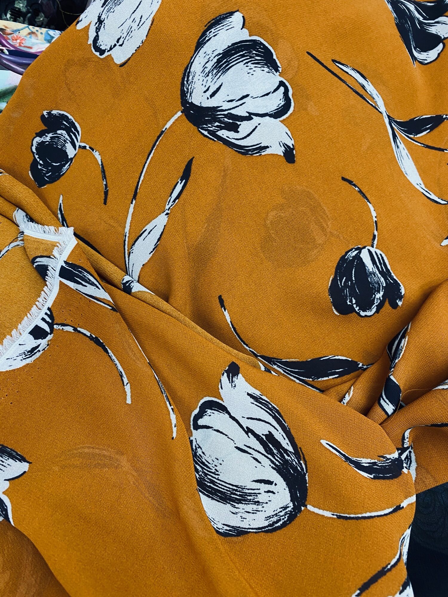 Vải voan chiffon hoa nền vàng MS2209