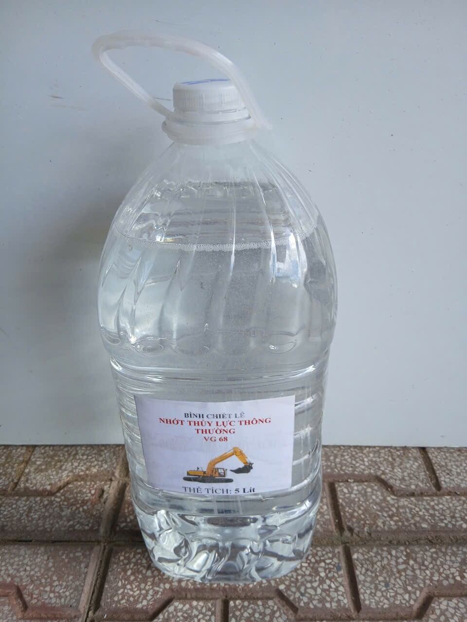 nhớt lẻ bình 5 lít: dầu nhớt thủy lực vg 68 hay dầu thủy lực vg 68 - màu trắng phù hợp với các hệ thống thủy lực của các máy ép nhựa, ...giá cả phù hợp, hàng đạt chất lượng hàng việt nam chất lượng cao để châm bổ sung