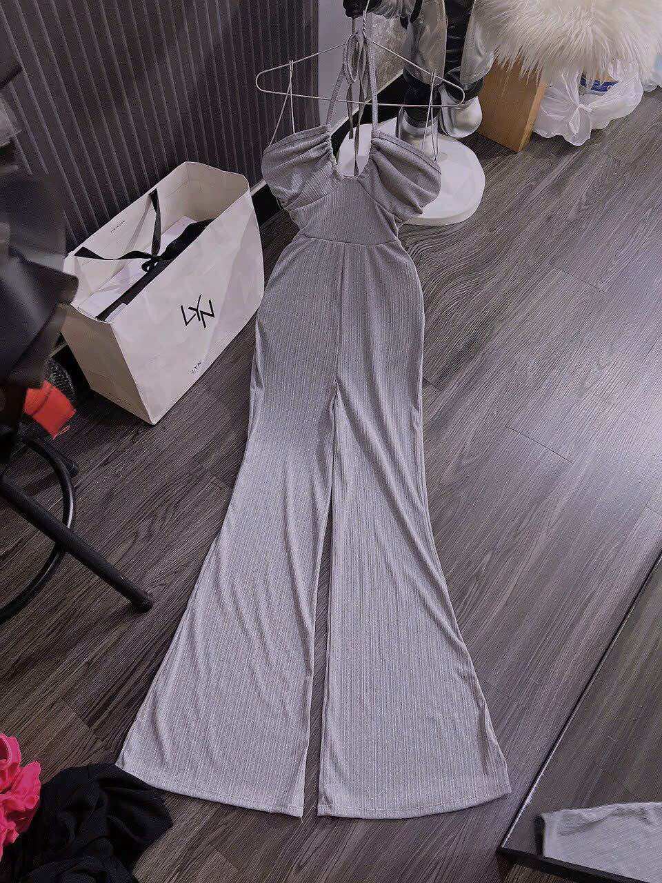 Jumsuit Ống Loe Cổ Yếm Phối Khoen S80