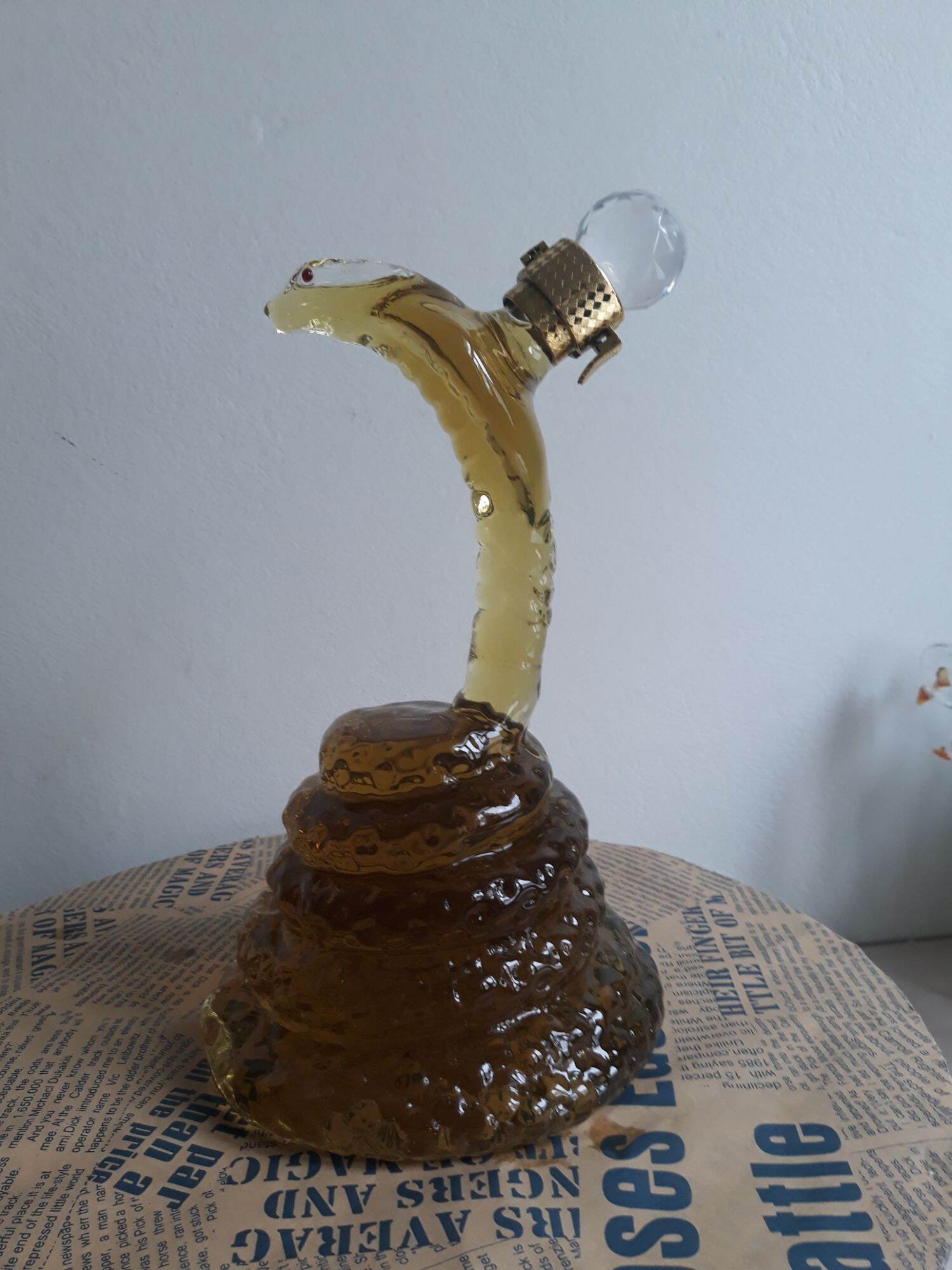 Bình đựng rượu thủy tinh hình con rắn ( không bao gồm rượu).