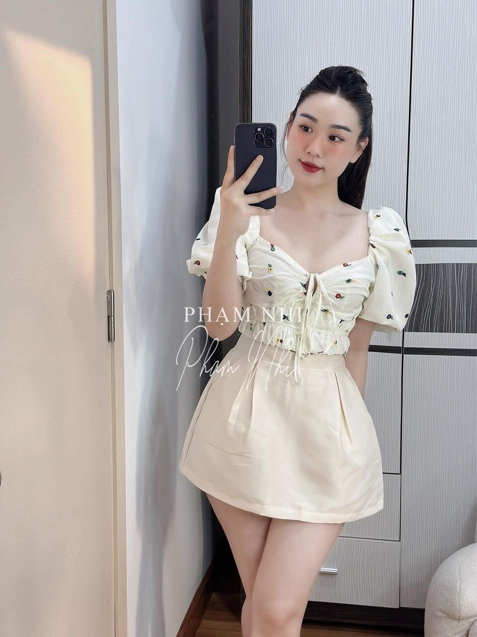 Set áo croptop hoa khoen ngực kèm chân váy