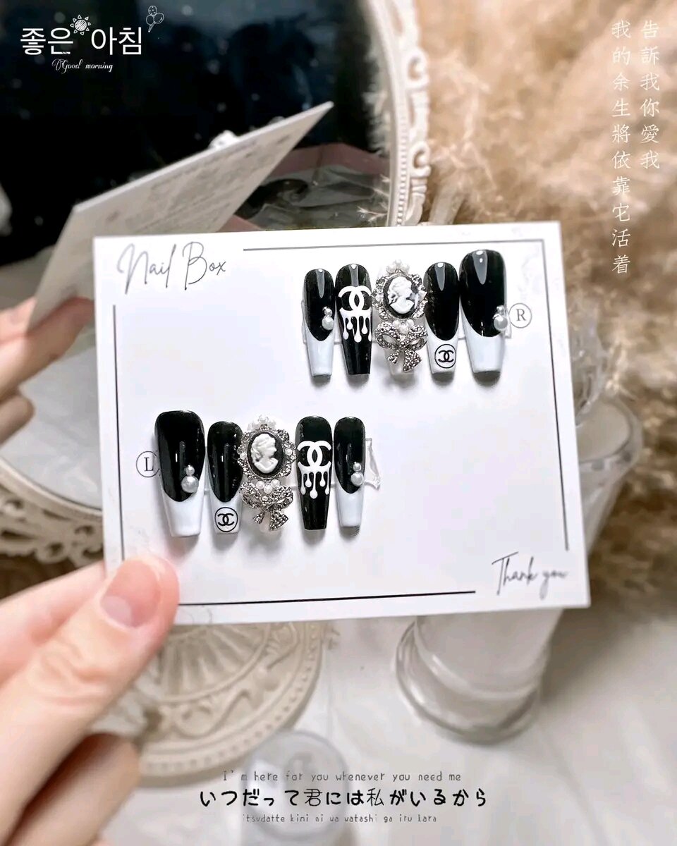 Nailbox thiết kế, màu đen gắn charm đá 107