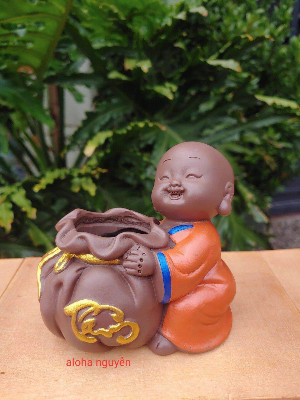 Tượng chú tiểu chữ TÂM  ôm túi vàng chậu trồng cây đển bàn trang trí hàng bao bể .
