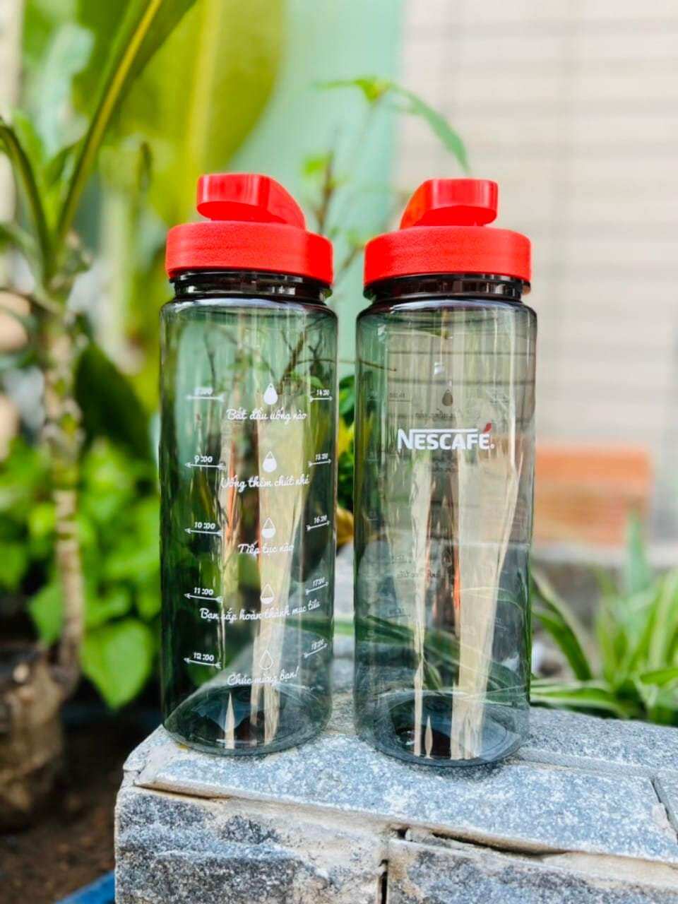Bình nước chia vạch nesle 700ml