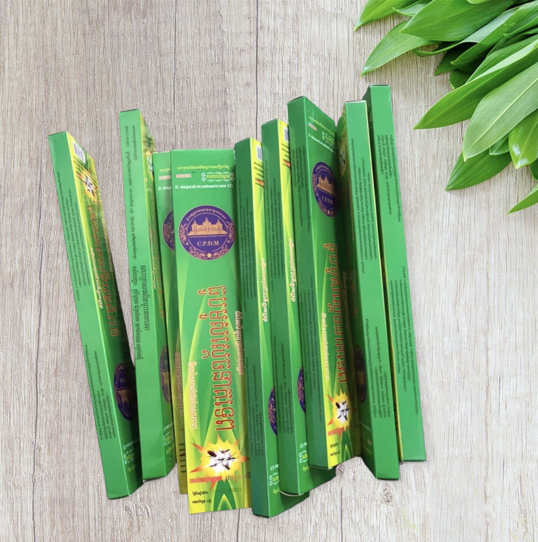 Combo 10 hộp Nhang Muỗi Thái Lan dạng cây (10 hộp tặng 1 cái Qu.ẹt chống gió - 1 hộp 30 cây)