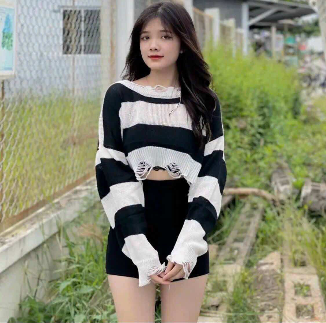 Áo len rách croptop kẻ sọc