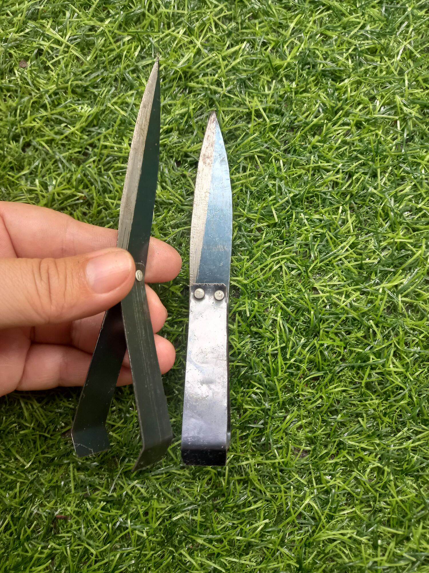 nhíp  nhổ  lông  gà  vịt (có  lưỡi  dao nhọn  làm  lòng  gà  vịt)