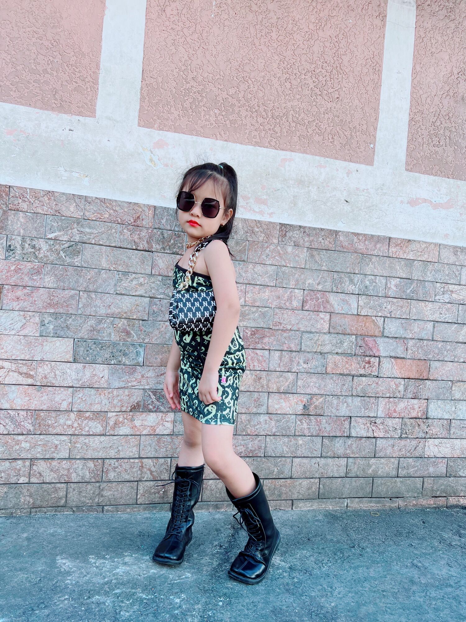 Đầm body in chữ cột eo cho bé gái