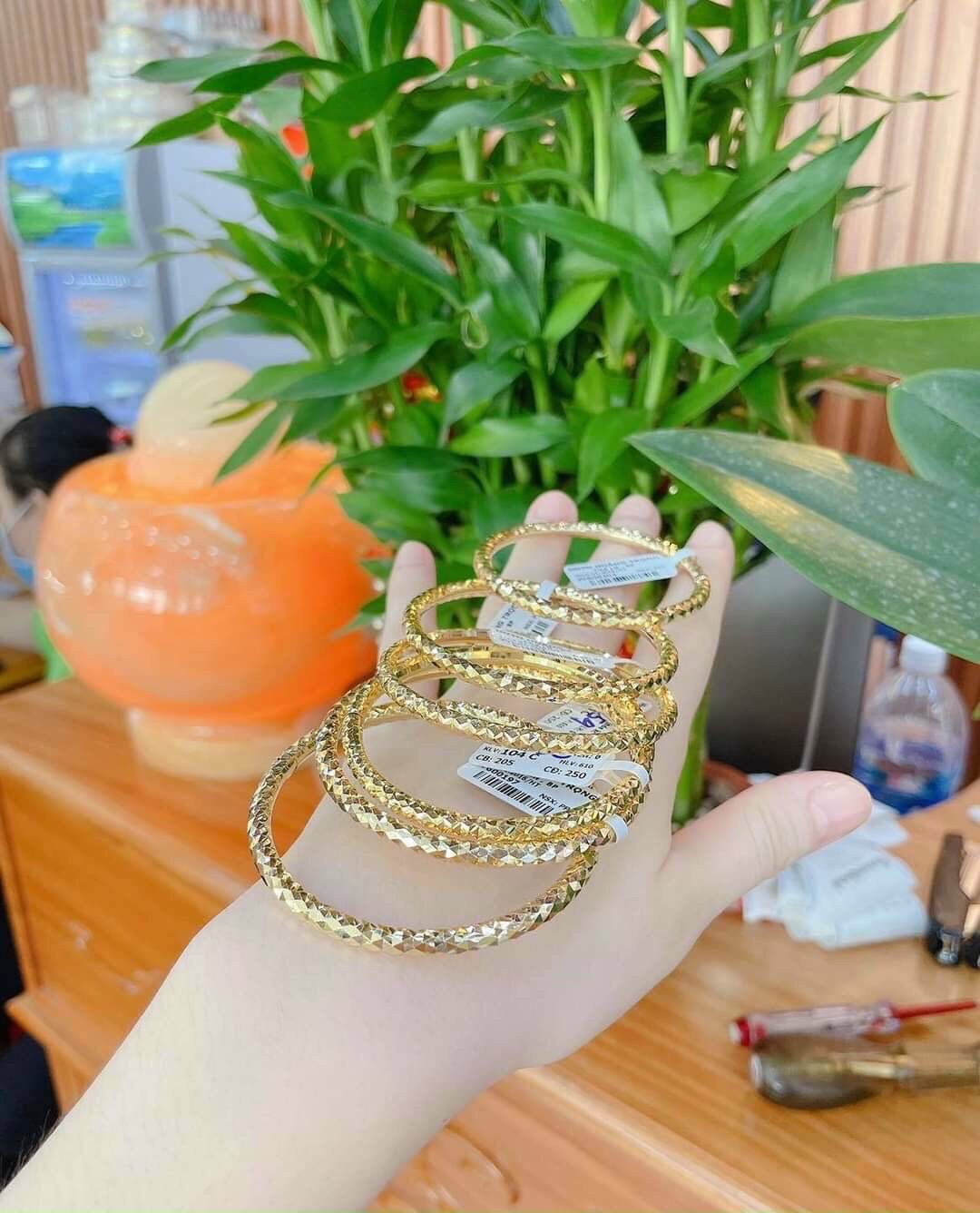 Vòng tay nữ kiểu chạm mạ vàng 18 đi tiệc siêu đẹp