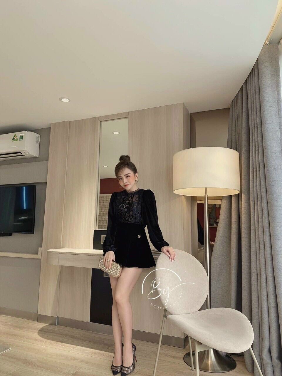 Set áo phối ren và chân váy nhung