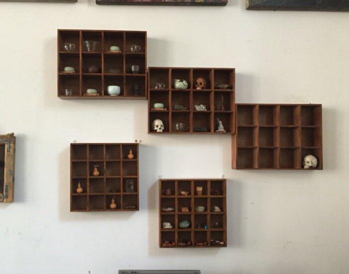 Bộ Đồ Trà Để Bàn Cổ Điển Gỗ Thật Trên Tường Tủ Đựng Đồ Ô Vuông Kệ Để Cốc Trà Ấm Trà Kệ Để Đồ Ô Vuông Cổ Điển Treo Tường