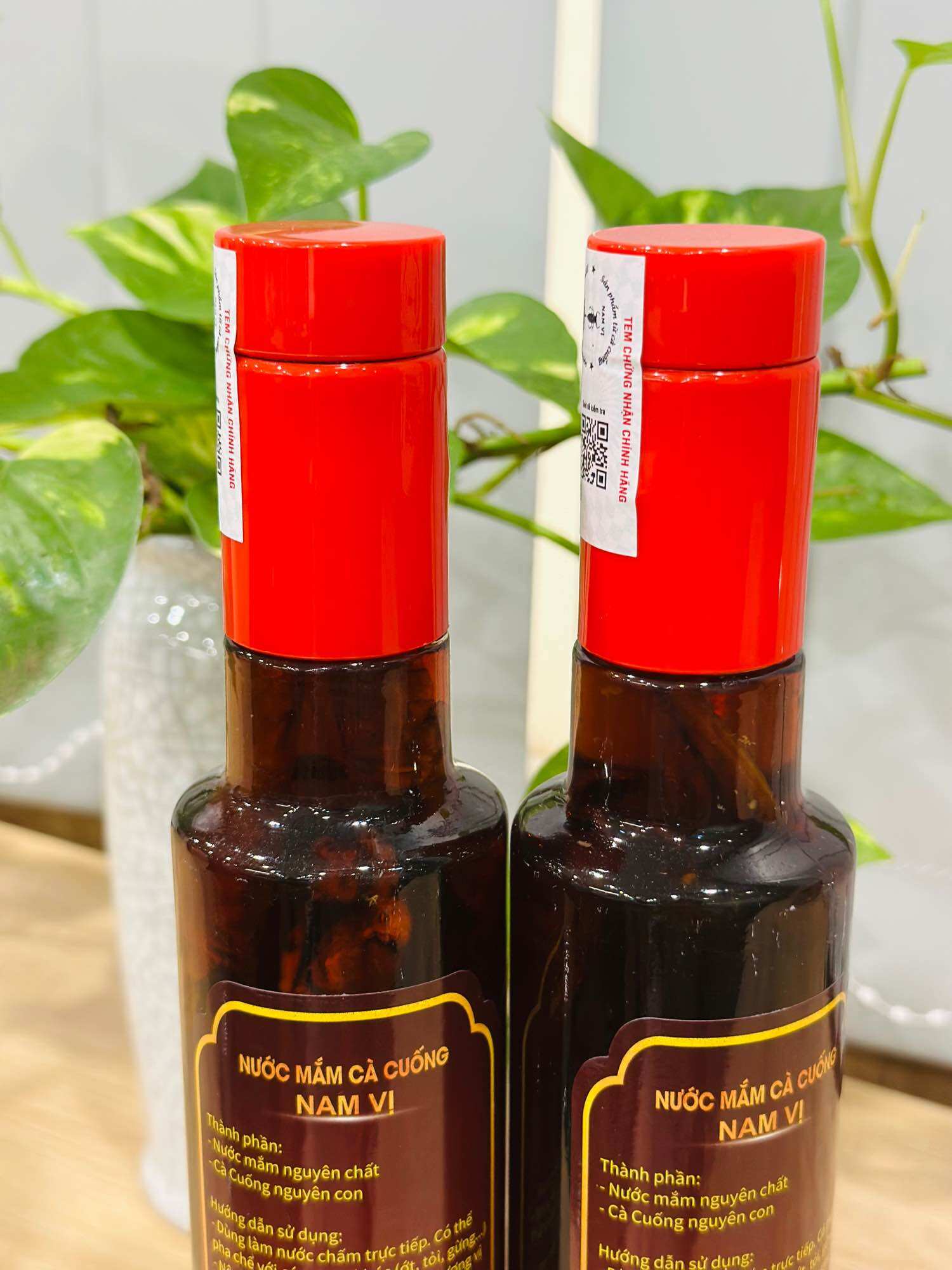 Nước mắm cà cuống 330ml và 2 con cà cuống đực