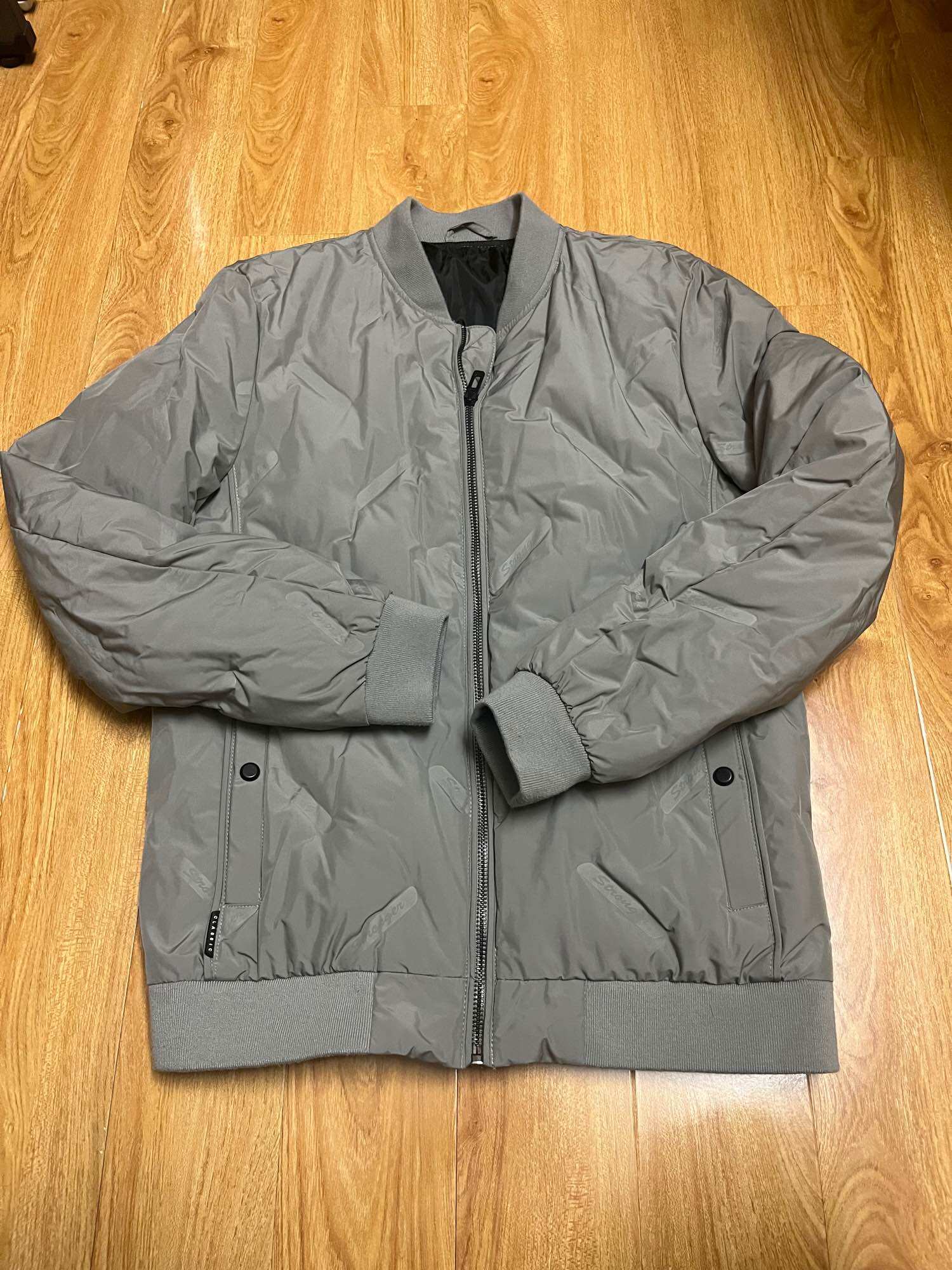 [HN] Áo phao TE nam dáng bomber si tuyển. Kích thước: Sz vai 38, ngực 94, dài 63, bo gấu, màu ghi xám. Độ mới 95%. Hàng tuyển chọn