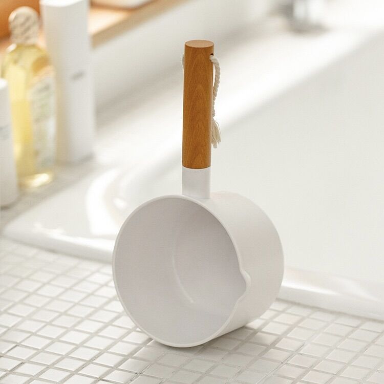 Gáo múc nước bằng nhựa cán gỗ có thể tự đứng