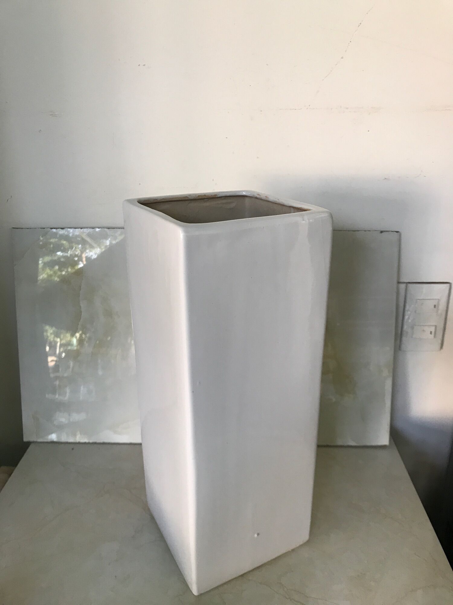Chậu sứ vuông cao.