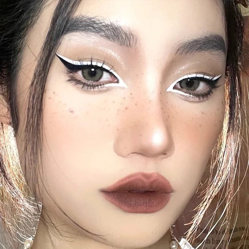 bút chì kẻ mắt màu trắng