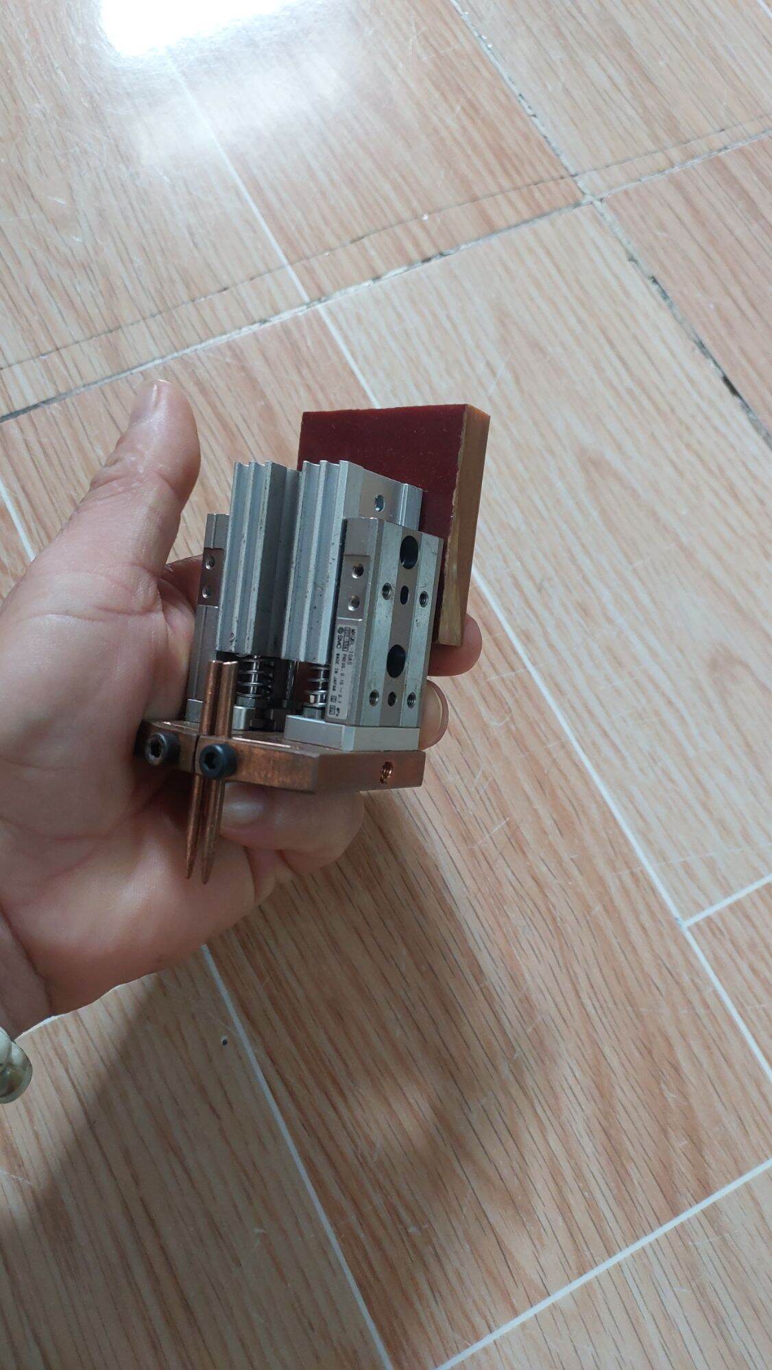 cụm căn lực (chế trụ hàn pin)