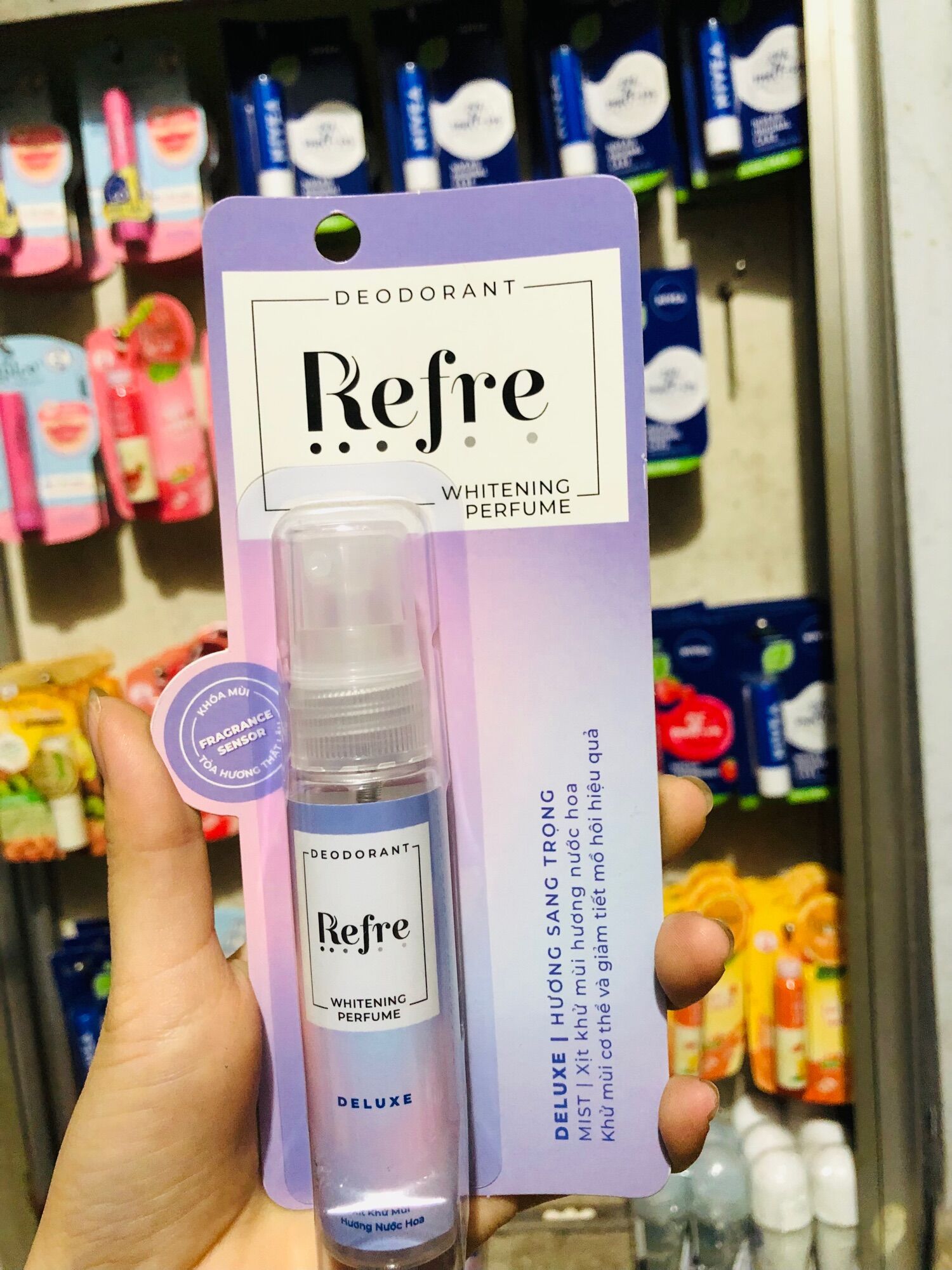 Xịt Khử Mùi Dưỡng Trắng Hương Nước Hoa Refre Whitening Perfume In Love - Hương Sang trọng 30ml