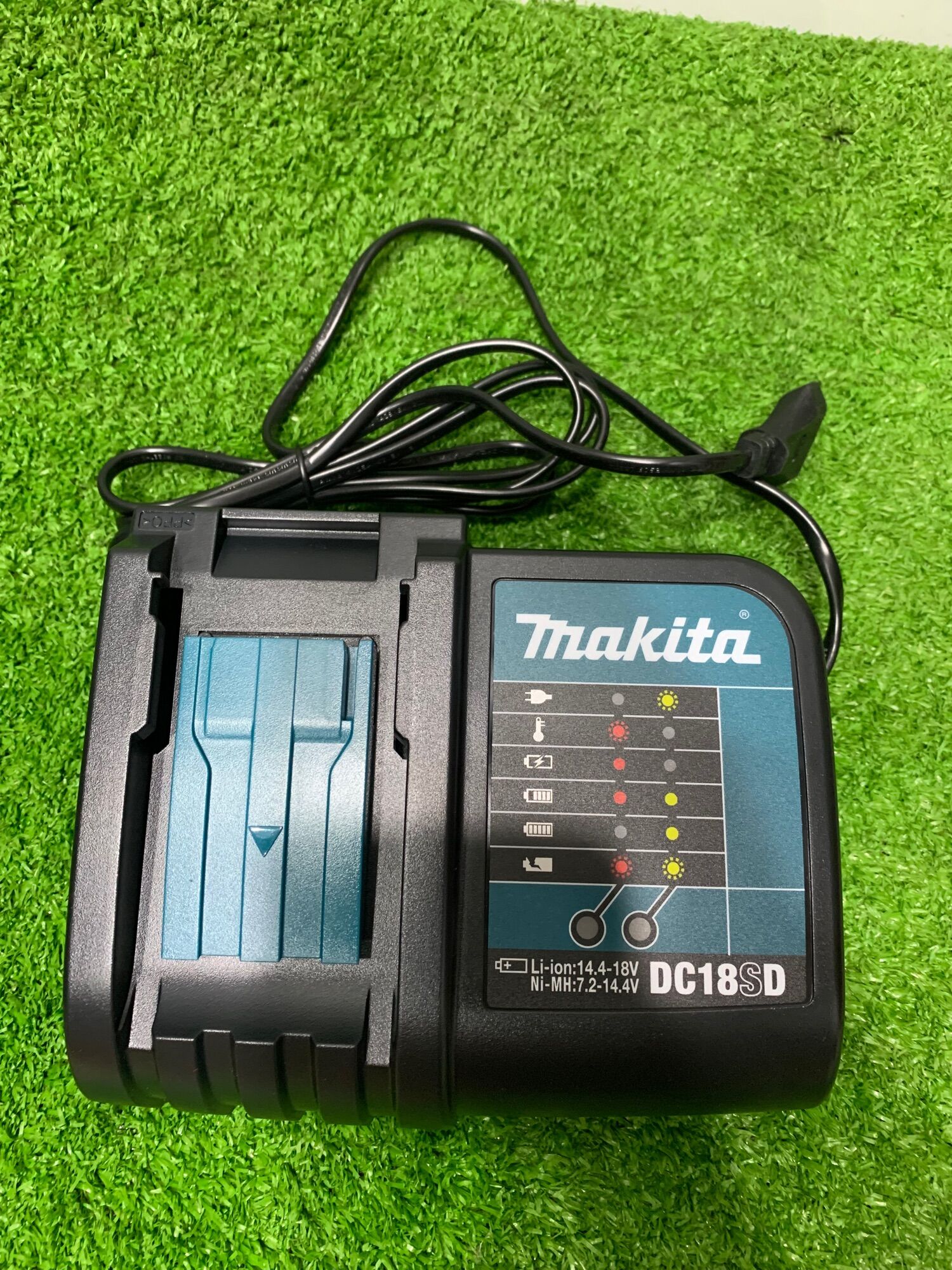 Sạc pin makita 18v dc18sd .sạc tất cả các loại pin makita 18v .sử dụng điện 220v . lh:0938310677 duy
