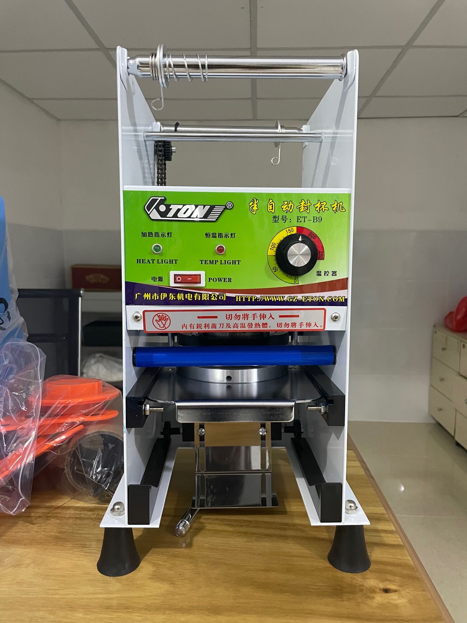 Máy ép miệng ly tự động cuốn màng Eton B9