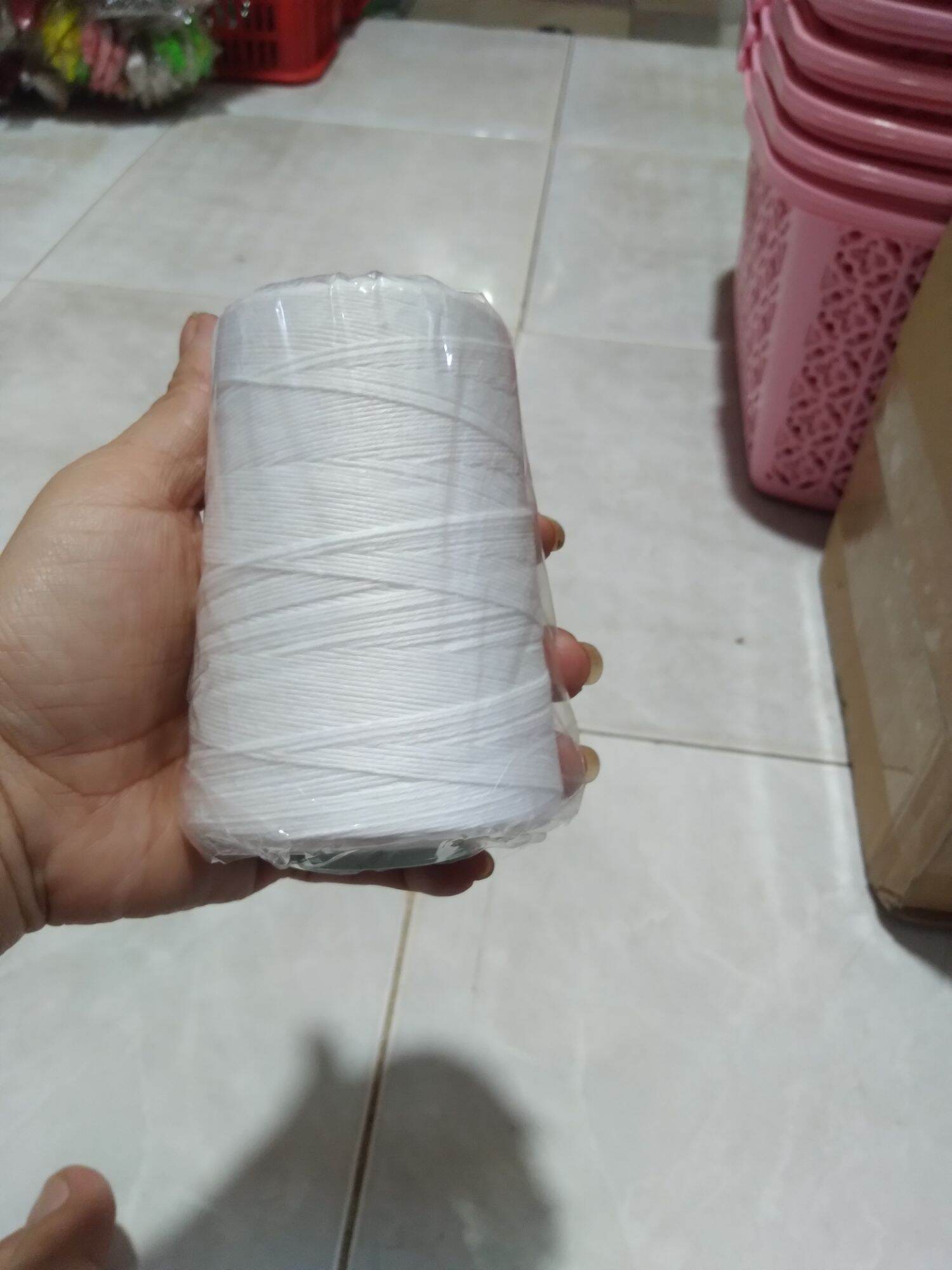 Chỉ may bao màu trắng cuộn 200gr giá bán 25000 ,1 cuộn