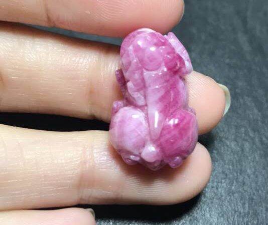 Cụ tỳ hưu đá ruby chế tác thủ công hoàn toàn tự nhiên tài lộc chiêu tài lộc may mắn công danh