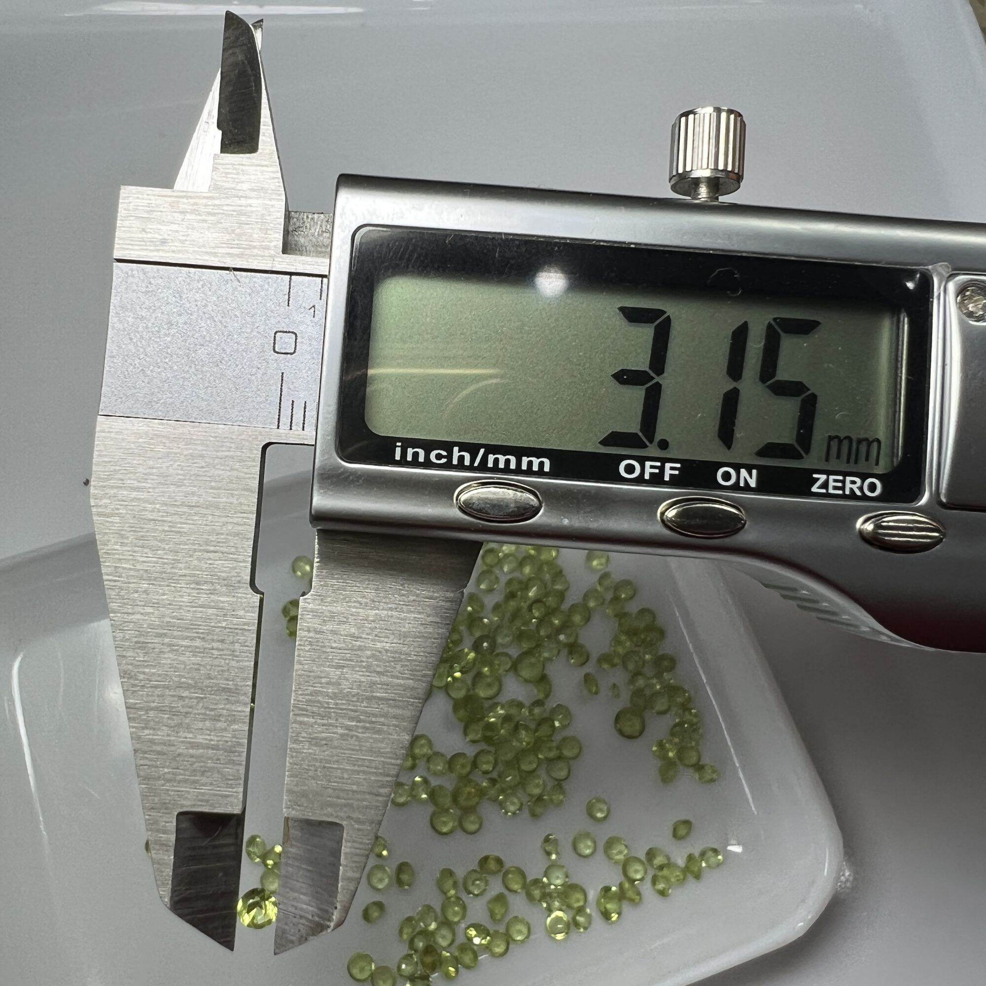 315-GIÁ 1 VIÊN ĐÁ PERIDOT TẤM ( THIÊN NHIÊN) 3 ly