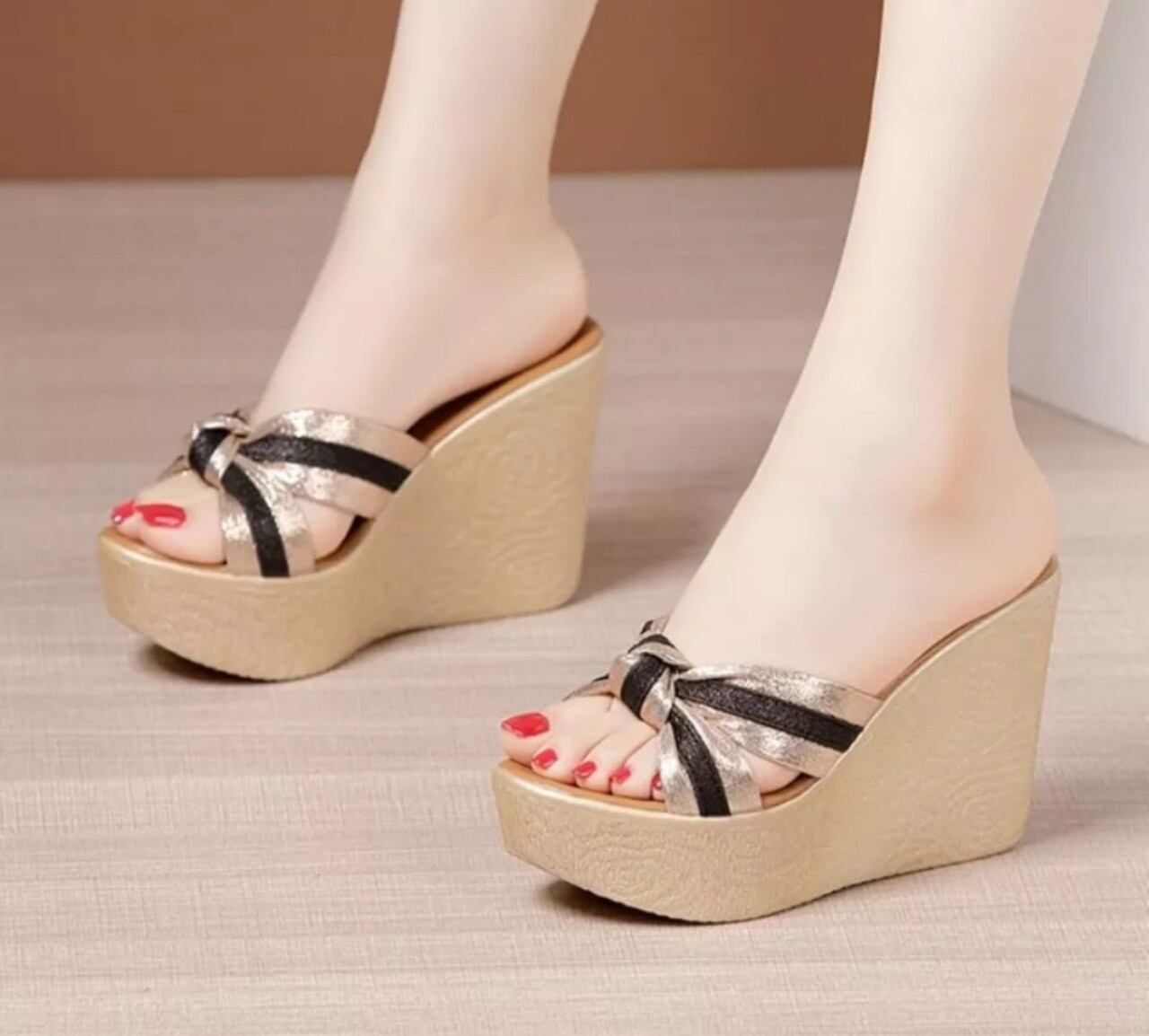 Dép đế xuồng quai chéo sọc