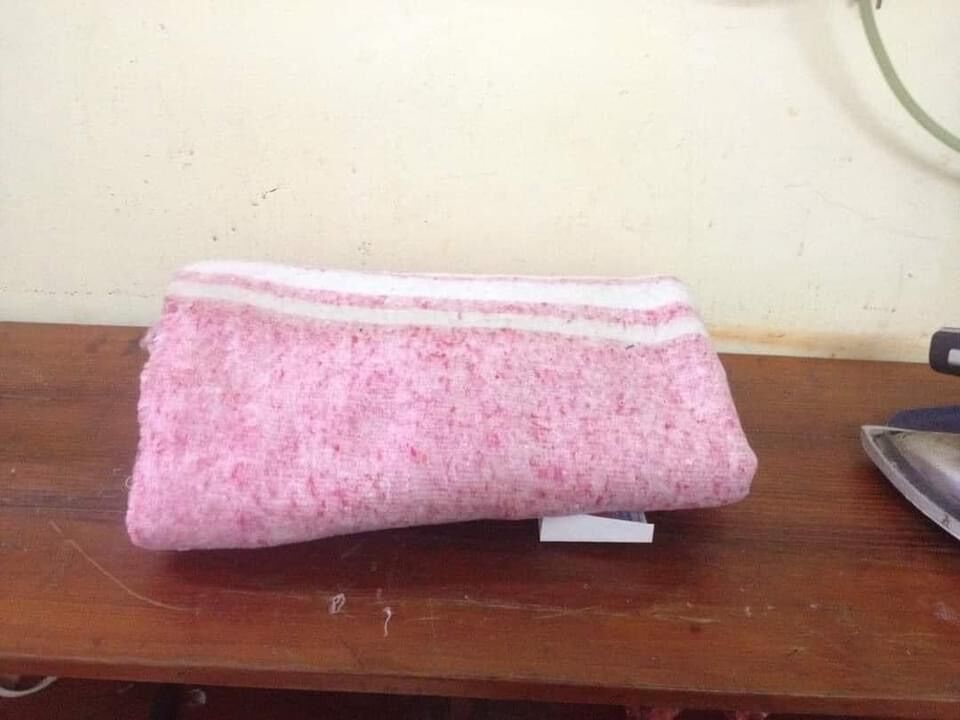 Chăn trải bàn để là quần áo