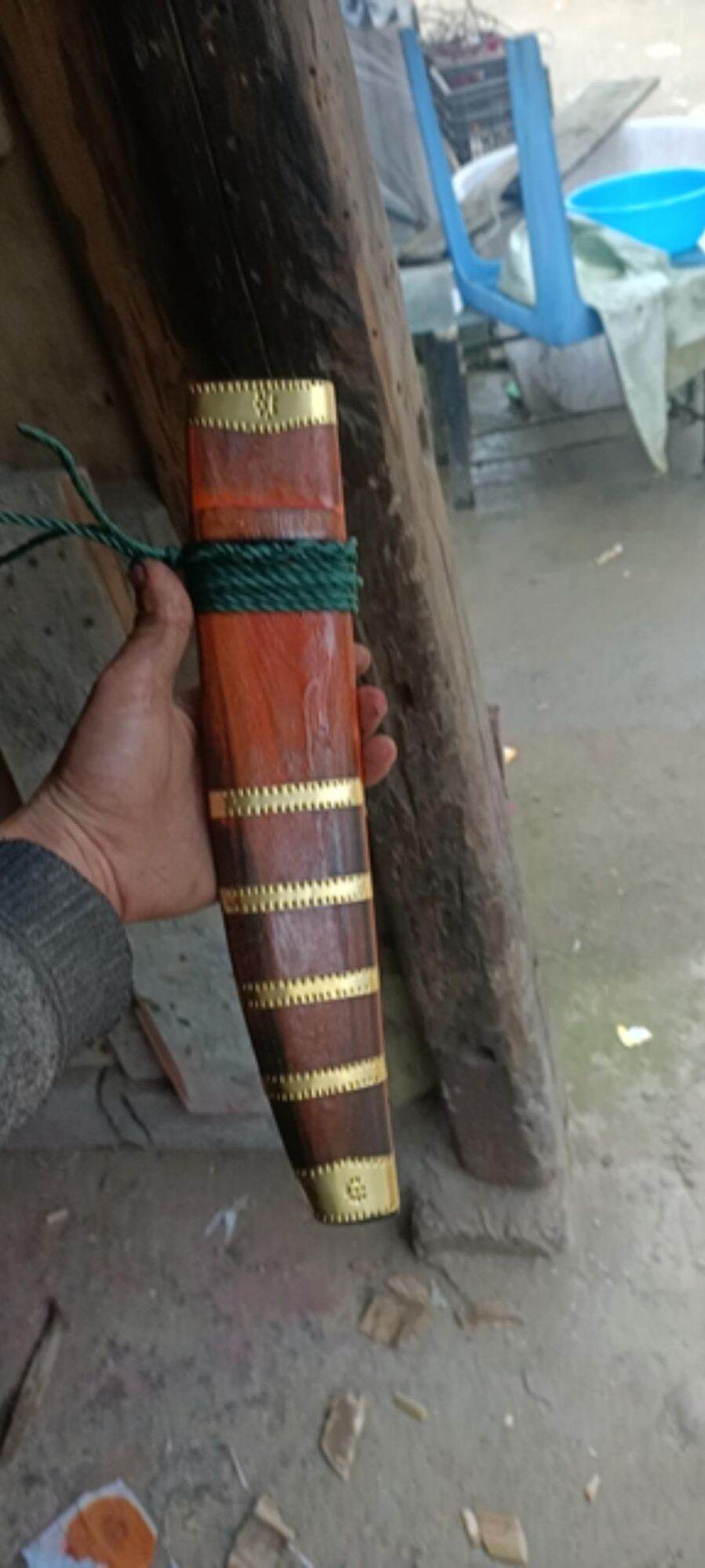 Vỏ dao, dân tộc H'mông, vừa lưới dao dài 30,32cm, sống dao dài 6,7li , rộng 5,5cm, gỗ tốt lắm,mua 1 dùng cả đời