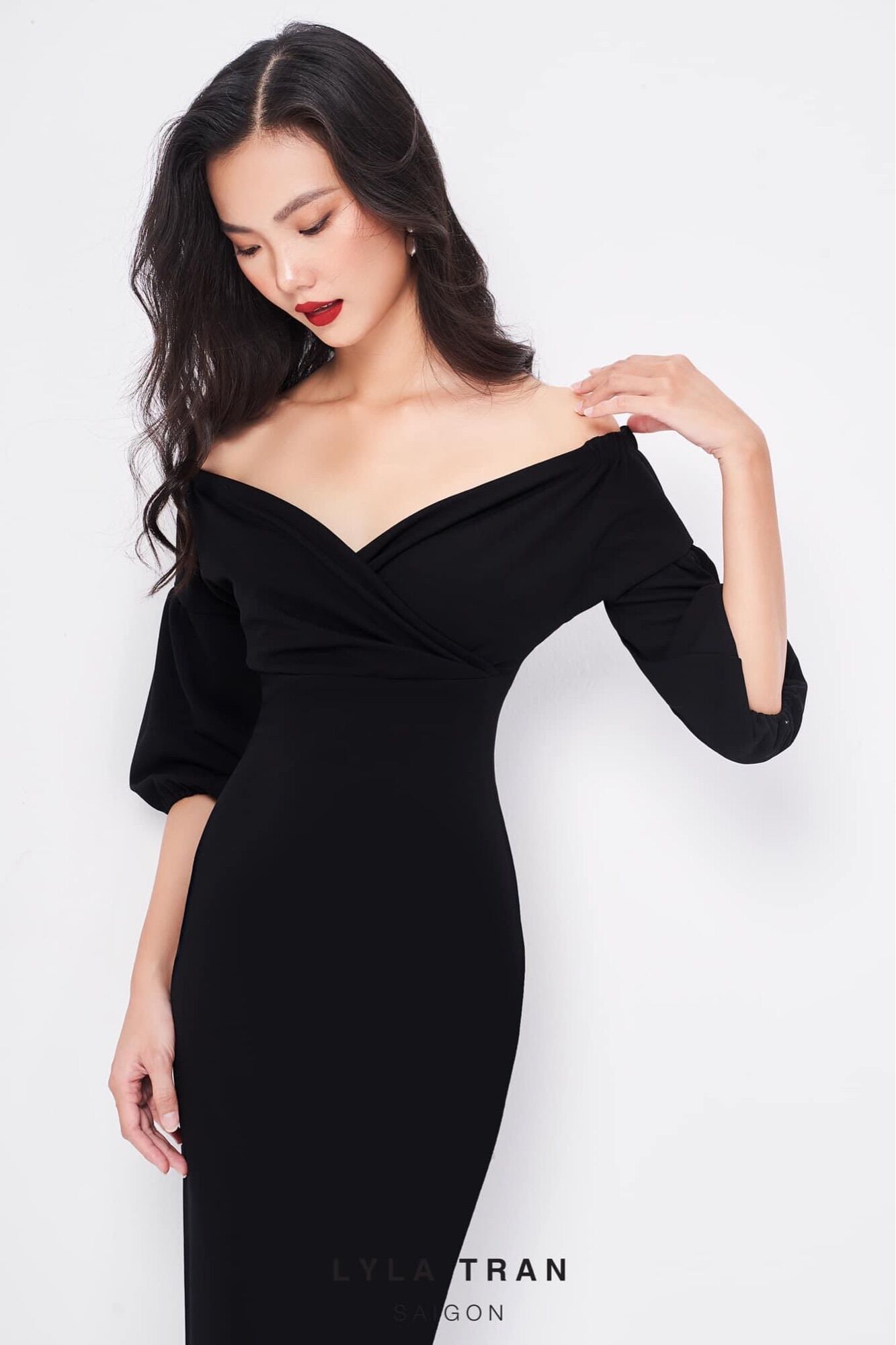 Đầm đen bẹt vai tay lỡ đi tiệc (LEVITT)