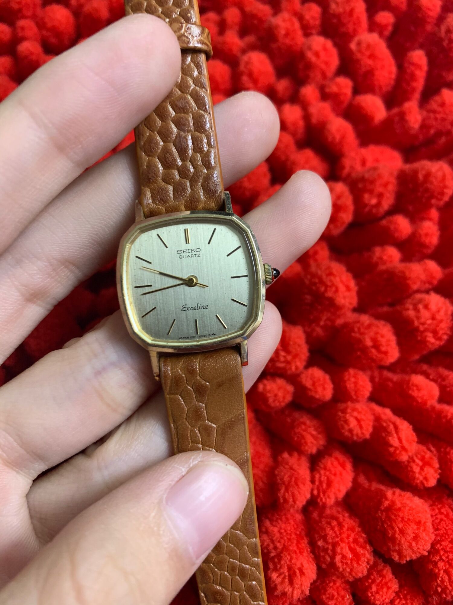 Đồng hồ nữ seiko máy mỏng lắc kê vàng hàng si