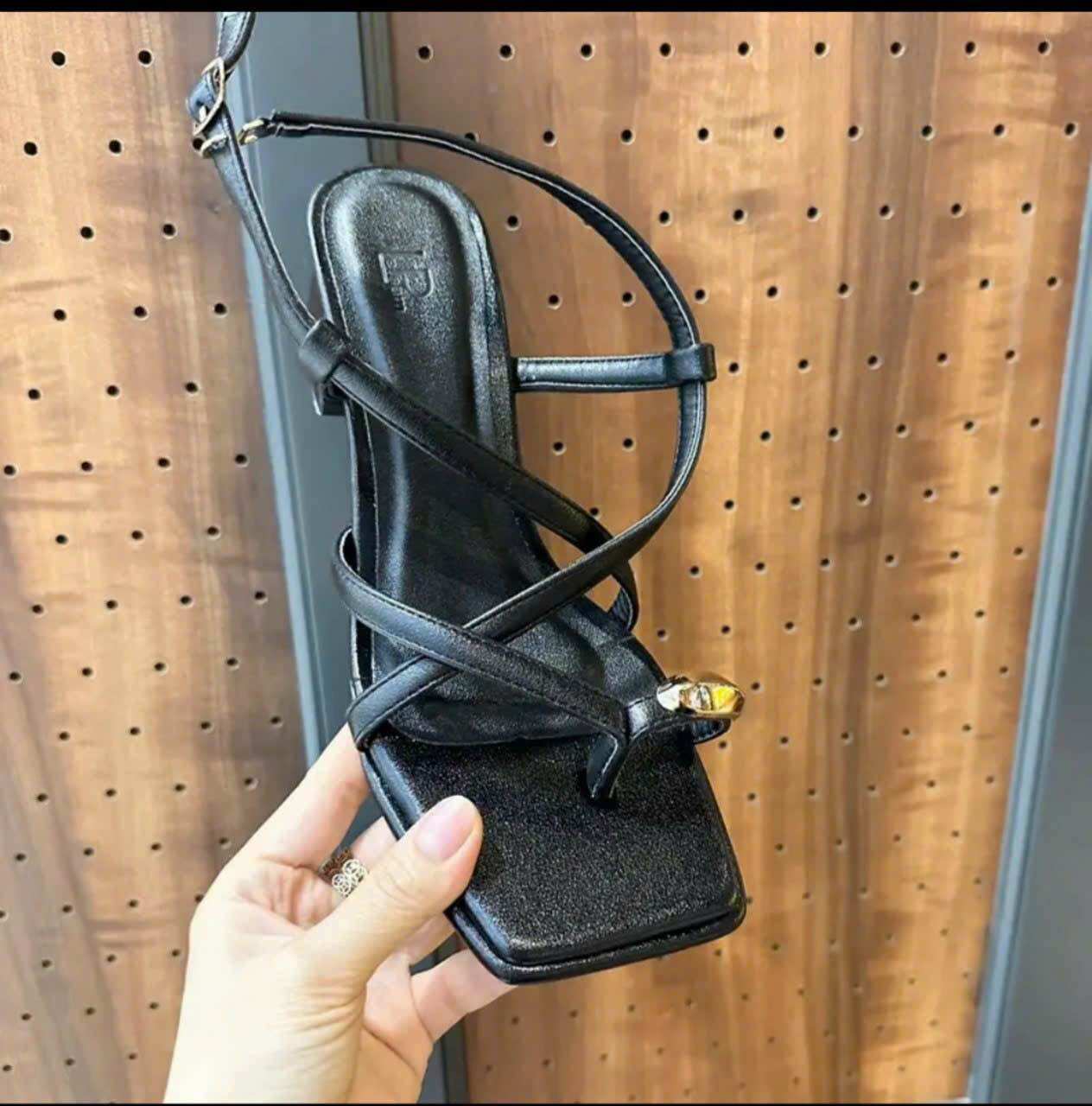 Sandal nữ xỏ ngón đính khuy gót 5p xinh dễ thương