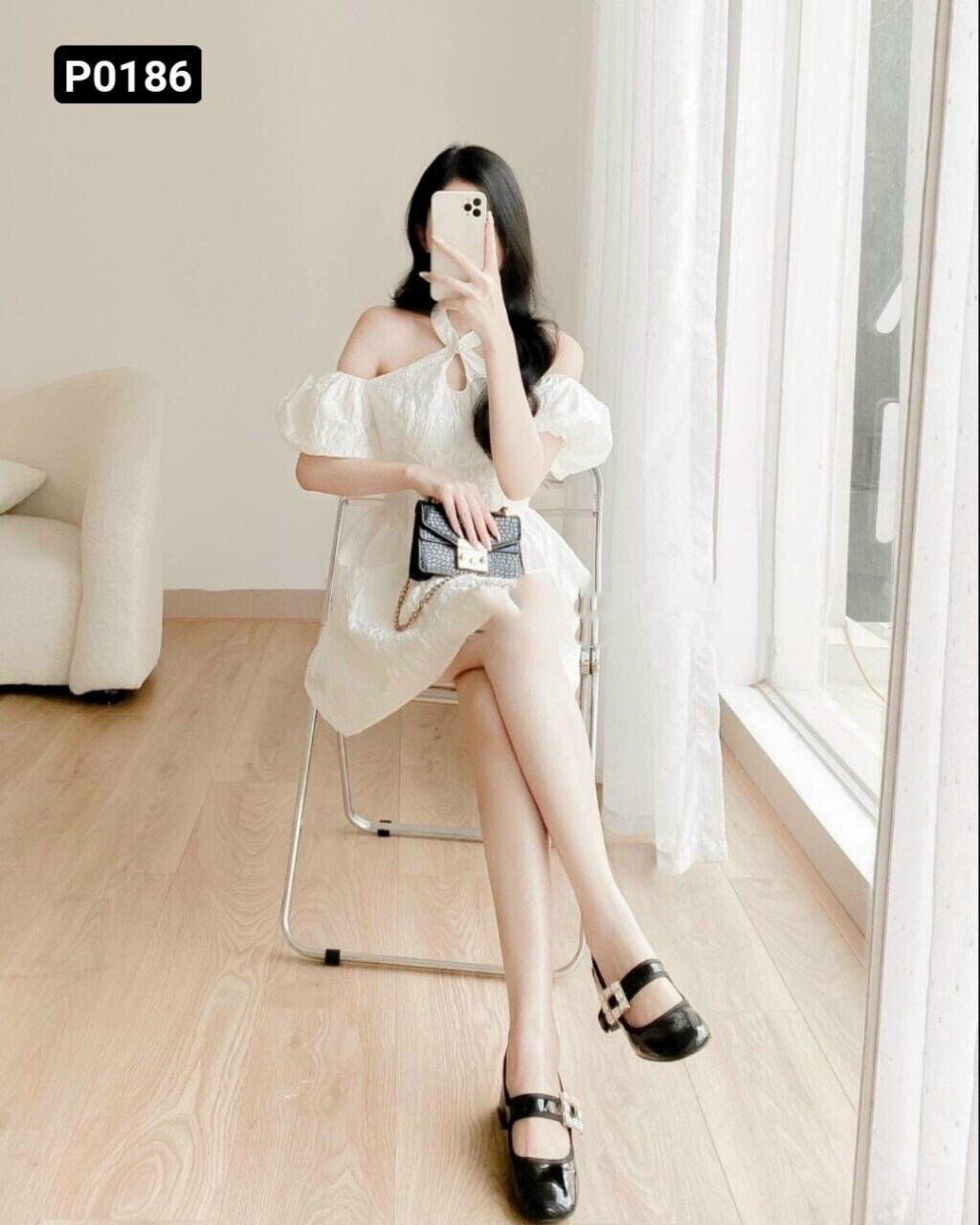 Đầm trắng chất gấm ép hoa xinh đẹp