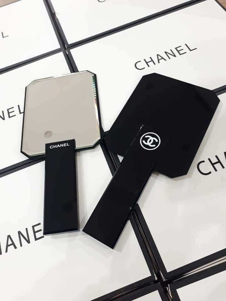 Gương cầm tay chanell