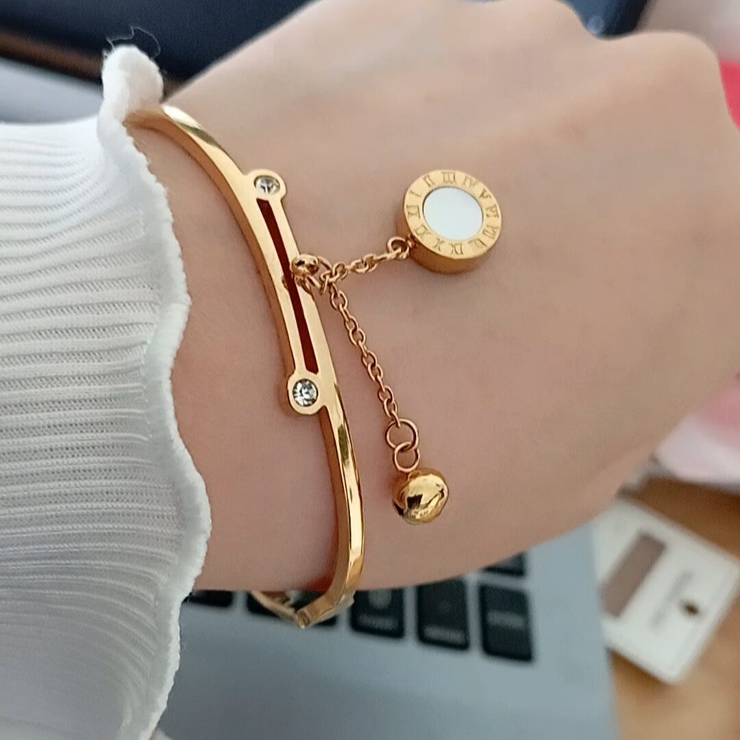 Vòng tay nữ vòng tay titan mạ vàng mặt la mã trắng và đen