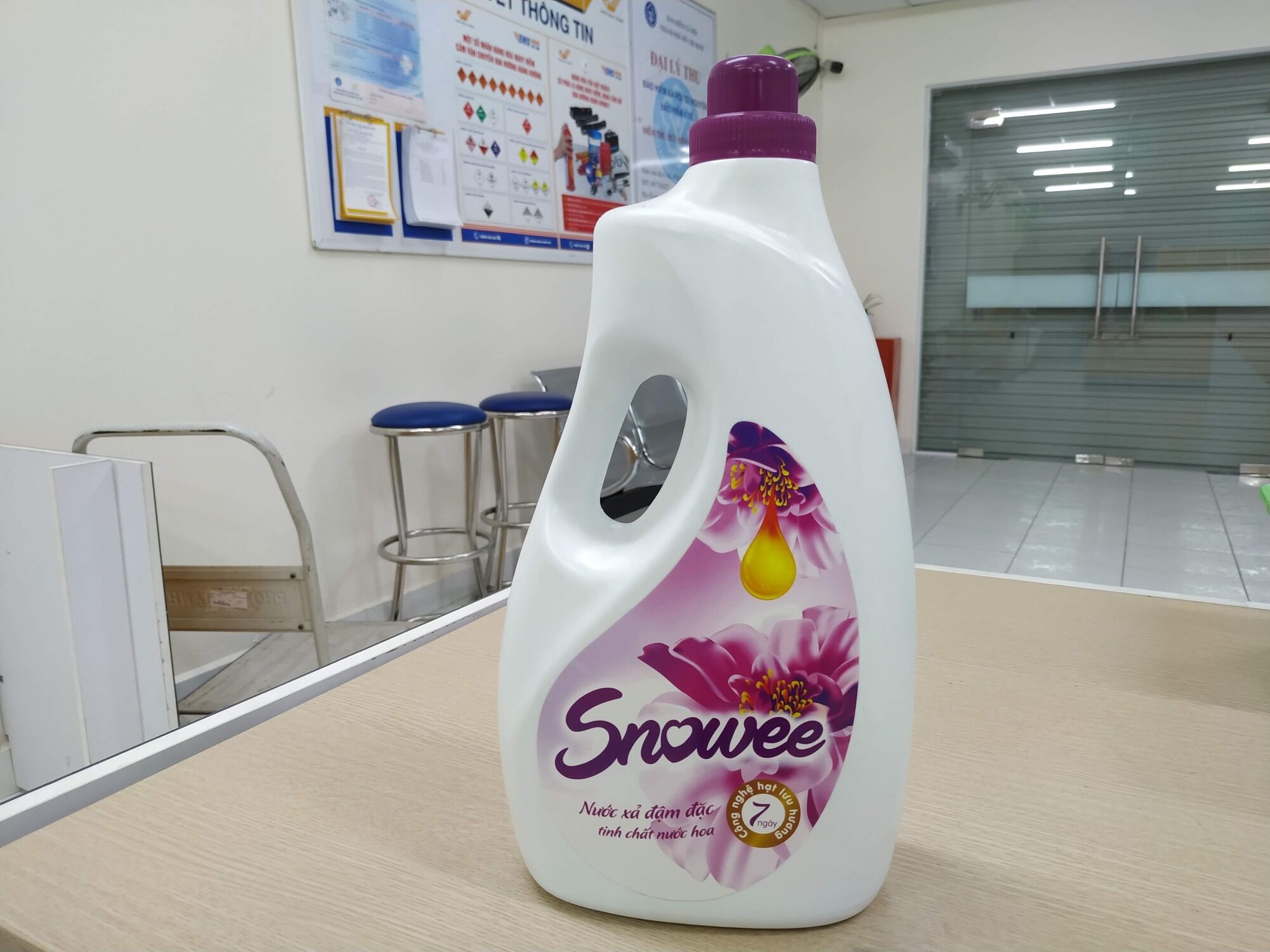 Nước xả vải đậm đặc snowee - chai lớn 2.8 kg